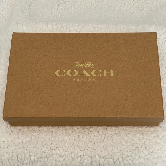 Beautiful Coach boxed Wristlet - Picture 9 of 11